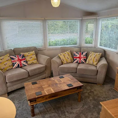 Cosy Static Caravan On The Edge Of The Lakes