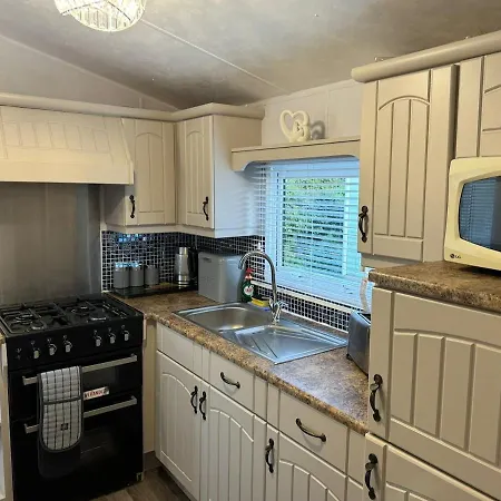 Cosy Static Caravan On The Edge Of The Lakes